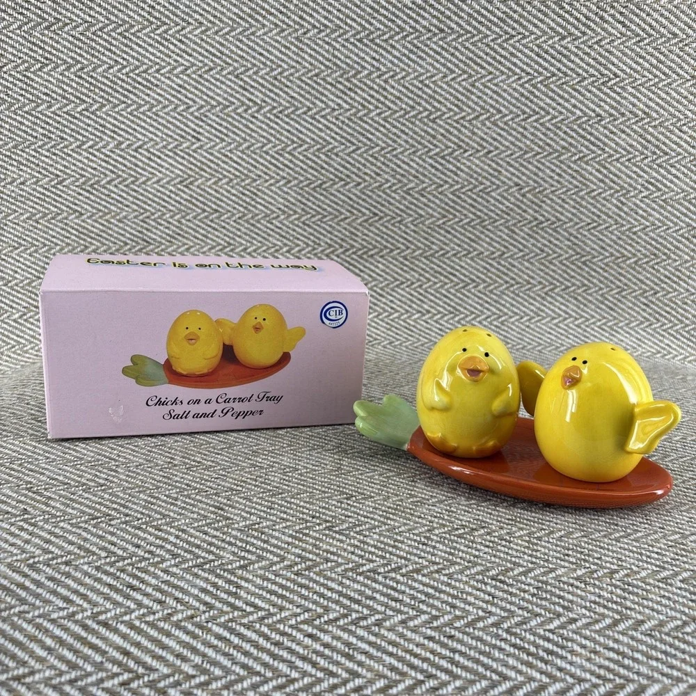 CERAMIC YELLOW CHICKS SALT & PEPPER SHAKERS WITH CERAMIC ORANGE CARROT TRAY